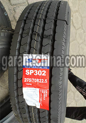 SporTrak SP302 (универсальная) 275/70 R22.5 148/145M 16PR - Фото шины с этикеткой на улице